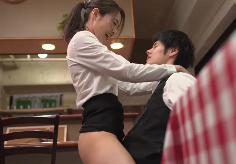 Cậu trai trẻ nện nữ đồng nghiệp có chồng yêu nhưng ông chồng “yếu”